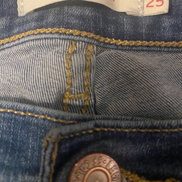 Levi  Women’s 710 Super Skinny Jeans.  Medium Wash. Size: W25-L28.  GUC - Picture 3 of 4